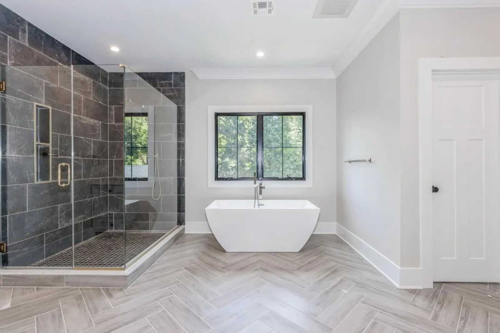 Custom-Built Estates: Luxury and Comfort in Exquisite Homes